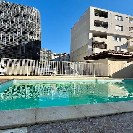 Spacious & Comfortable 2-bedroom Apt, Terrace, Pool, Parking Διαμέρισμα *