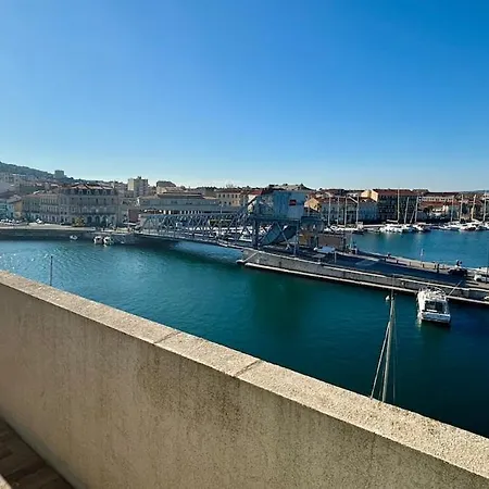 Apartmán Spacious & Comfortable 2-bedroom Apt, Terrace, Pool, Parking