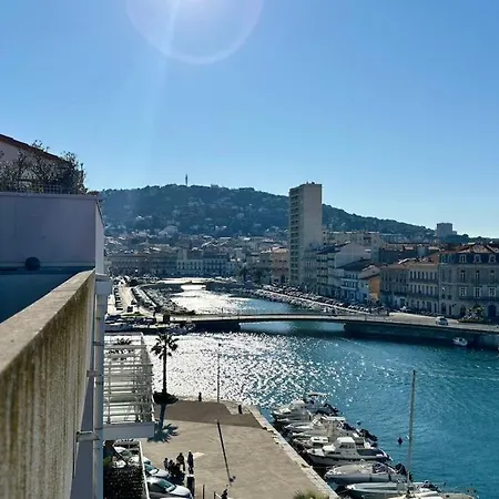 Apartmán Spacious & Comfortable 2-bedroom Apt, Terrace, Pool, Parking *