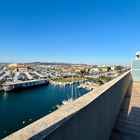 Apartmán Spacious & Comfortable 2-bedroom Apt, Terrace, Pool, Parking *