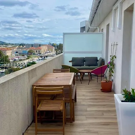 Διαμέρισμα Spacious & Comfortable 2-bedroom Apt, Terrace, Pool, Parking *