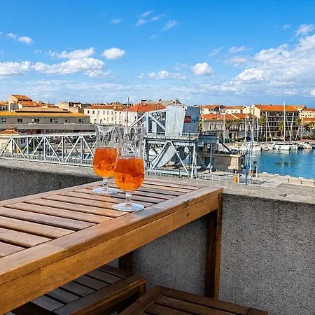 Spacious & Comfortable 2-bedroom Apt, Terrace, Pool, Parking Διαμέρισμα *