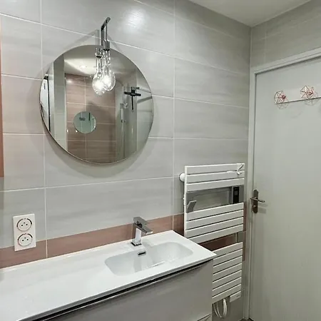Apartmán Spacious & Comfortable 2-bedroom Apt, Terrace, Pool, Parking *