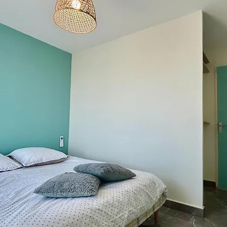 Διαμέρισμα Spacious & Comfortable 2-bedroom Apt, Terrace, Pool, Parking Σετ