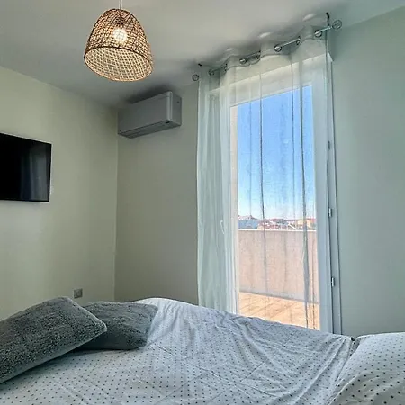 Spacious & Comfortable 2-bedroom Apt, Terrace, Pool, Parking Διαμέρισμα Σετ
