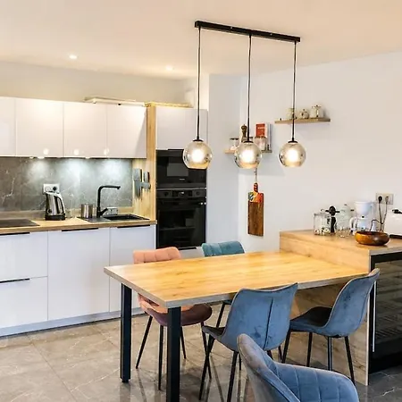 Spacious & Comfortable 2-bedroom Apt, Terrace, Pool, Parking Apartmán
