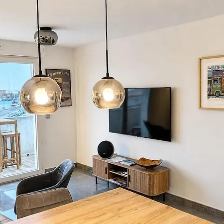 Διαμέρισμα Spacious & Comfortable 2-bedroom Apt, Terrace, Pool, Parking *