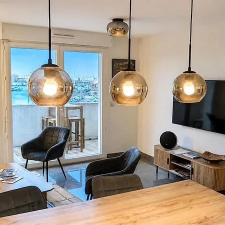 Spacious & Comfortable 2-bedroom Apt, Terrace, Pool, Parking Διαμέρισμα *