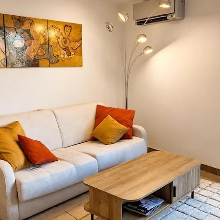 Apartmán Spacious & Comfortable 2-bedroom Apt, Terrace, Pool, Parking *